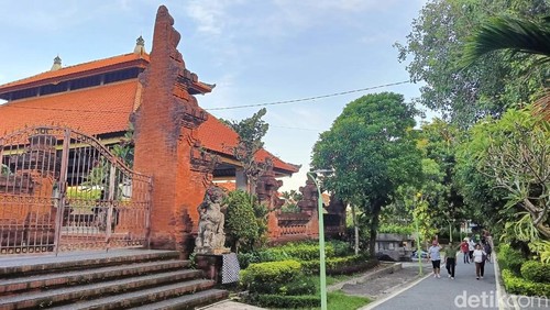Suasana kawasan Pura Lokananta yang berlokasi di Lapangan Lumintang, Denpasar, Bali, Rabu (27/3/2024). Pemkot Denpasar berencana membangun perpustakaan baru di area itu. (Ni Made Lastri Karsiani Putri/detikBali)