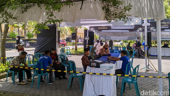 Suasana penukaran uang di halaman IC Mataram, Kota Mataram, NTB, Rabu (27/3/2024). (Ahmad Viqi/detikBali).
