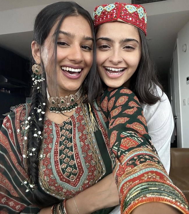 Kedua wanita ini menjadi viral pada 2019 setelah memperlihatkan sesi pemotretan mereka sebagai pasangan menggunakan pakaian tradisional. Foto: Instagram @sufi.sun