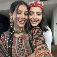 Kedua wanita ini menjadi viral pada 2019 setelah memperlihatkan sesi pemotretan mereka sebagai pasangan menggunakan pakaian tradisional. Foto: Instagram @sufi.sun