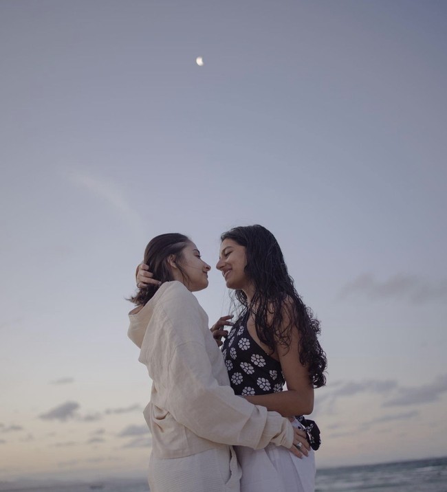 Pasangan tersebut juga kerap menunjukkan kemesraan di media sosial. Dalam potret ini, Sufi yang berambut bob tampak berfoto mesra dengan Anjali yang memiliki rambut panjang dan keriting. Foto: Instagram @sufi.sun