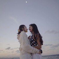 Pasangan tersebut juga kerap menunjukkan kemesraan di media sosial. Dalam potret ini, Sufi yang berambut bob tampak berfoto mesra dengan Anjali yang memiliki rambut panjang dan keriting. Foto: Instagram @sufi.sun