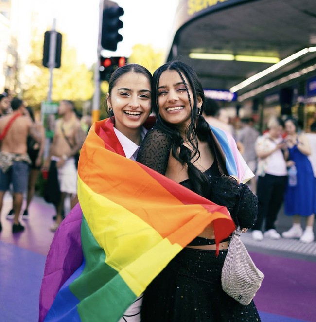 Sufi Malik dan Anjali Chakra adalah pasngan influencer sesama jenis yang kerap membahas hubungan mereka di media sosial. Keduanya pun cukup vokal menyuarakan tentang LGBT. Foto: Dok. Instagram