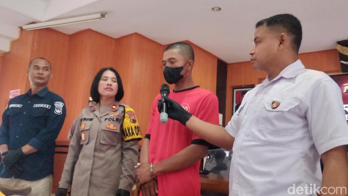 Tersangka duel maut sesama gembala bebek, T (31) saat dihadirkan di konferensi pers Mapolres Klaten, Rabu (27/3/2024).