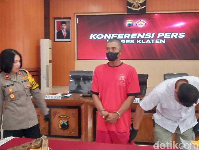 Tersangka duel maut sesama gembala bebek, T (31) saat dihadirkan di konferensi pers Mapolres Klaten, Rabu (27/3/2024).
