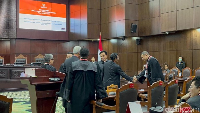 Tiba di ruang sidang, Ganjar-Mahfud salami Yusril dkk.