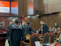 Ganjar-Mahfud Tiba di Ruang Sidang Sengketa Pilpres, Salami Yusril dkk