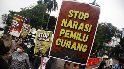 Tolak Narasi Pemilu Curang, Kelompok Ini Beraksi di Patung Kuda