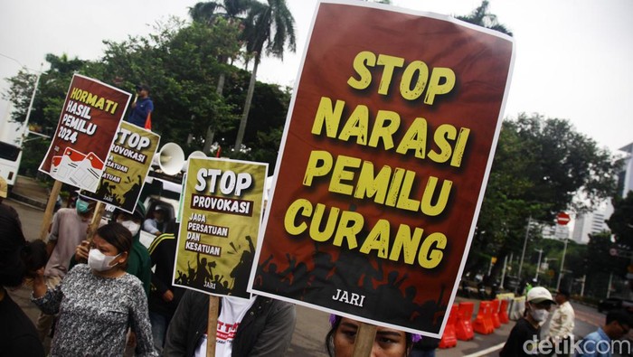 Tolak Narasi Pemilu Curang, Kelompok Ini Beraksi di Patung Kuda Puluhan orang melakukan aksi unjuk rasa di Patung Kuda, Jalan Medan Merdeka Barat, Jakarta Pusat, Rabu (27/3/2024). Mereka meminta narasi pemilu curang yang digaungkan oleh sejumlah elemen masyarakat dihentikan.