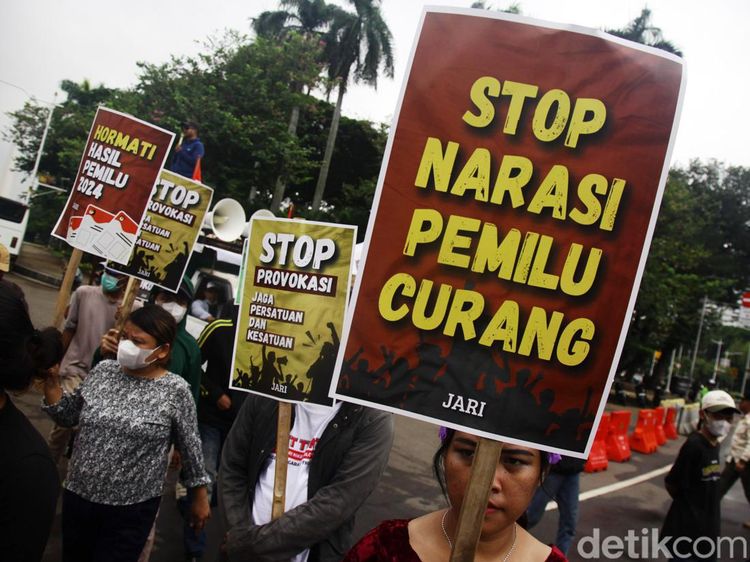 Tolak Narasi Pemilu Curang, Kelompok Ini Beraksi di Patung Kuda