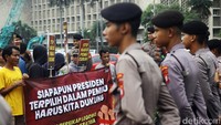 Aksi dua kubu berbeda pendapat tersebut bersamaan dengan sidang sengketa Pilpres di Gedung MK. 