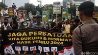 Aksi ini mendapat penjagaan dari aparat kepolisian.