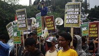 Sejumlah tuntutan disampaikan lewat poster dan spanduk. Aktivis 98 ini juga mengingatkan agar momentum bulan suci Ramadan ini umat muslim ber- Fastabiqul khairat yakni berlomba-lomba dalam hal kebaikan. Termasuk tidak menghasut, memprovokasi dan memancing-mancing amarah rakyat.