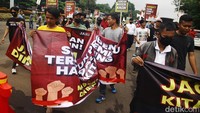 Ratusan massa yang tergabung dalam Jaringan Aktivis Reformasi Indonesia (JARI 98) tiba di kawasan Patung Kuda, Jalan Medan Merdeka Barat, Jakarta, Rabu (27/3/2024).