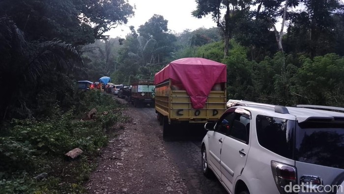Truk mogok di Hutan Karaengta yang menyebabkan kemacetan panjang.