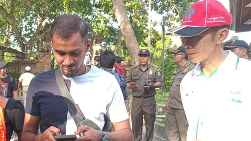 Dinas Pariwisata saat mengecek pungutan turis asing di Uluwatu, Badung, Selasa (26/3/2024).