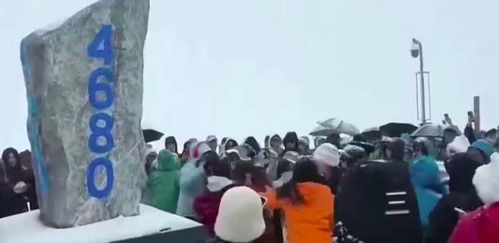 Turis berebut tempat selfie di Jade Dragon Snow Mountain