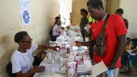 Seorang pria diberikan obat oleh petugas kesehatan di klinik kesehatan keliling di Port-au-Prince, Haiti, Selasa (26/3/2024).  