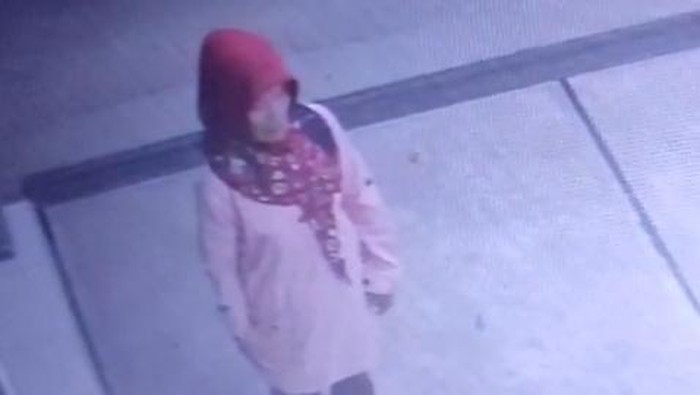 Wanita kerudung merah terduga pelaku pencurian HP di Masjid Al-Mutaqin, Klampis, Pengasih, Kulon Progo, Senin (25/3/2024) terekam kamera CCTV.