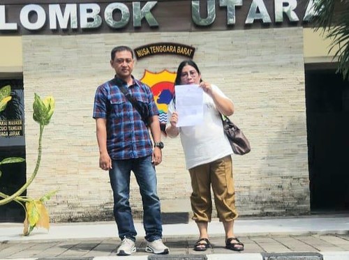 Warga Gili Trawangan saat melaporkan WN Prancis berinisial DA yang diduga mencuri properti di hotel miliknya. (Foto: Istimewa)