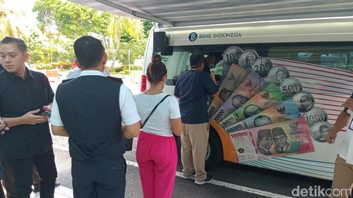 Warga mengantre untuk menukarkan uang pecahan kecil di layanan kas keliling Bank Indonesia (BI) di Bandara Internasional I Gusti Ngurah Rai, Bali, Rabu (27/3/2024). (Foto: Aryo Mahendro/detikBali)