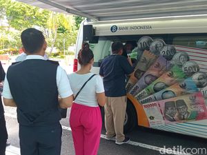 Warga Serbu Layanan Kas Keliling BI di Bandara Ngurah Rai