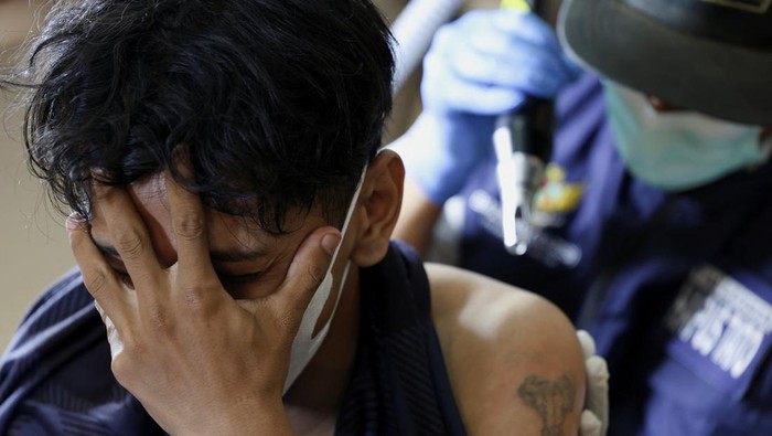 Warga Ramai-ramai Hapus Tato Gratis di Kantor Walikota Jakpus Indy, 39, reacts as she gets her tattoo removed with a laser during the event held by BAZNAS which provides a free tattoo removal program during the holy month of Ramadan at the Central Jakarta Mayor Office in Jakarta, Indonesia, March 26, 2024. REUTERS/Ajeng Dinar Ulfiana