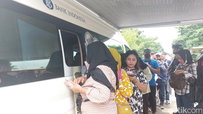 Warga yang mengantre untuk menukarkan uang di stasiun Kertapati Palembang.