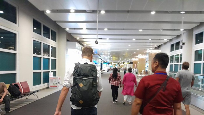 WN Australia berinisial JEDY (31) dideportasi dari Indonesia melalui Bandara Internasional I Gusti Ngurah Rai, Selasa (26/3/2024).