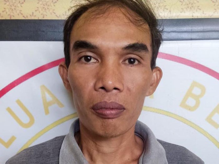 Polisi telah menetapkan Yadi sebagai tersangka. Selain hidup bertetangga, Damsir dan Yadi juga memiliki hubungan saudara. Sementara peristiwa tersebut diawali cekcok soal jalan.