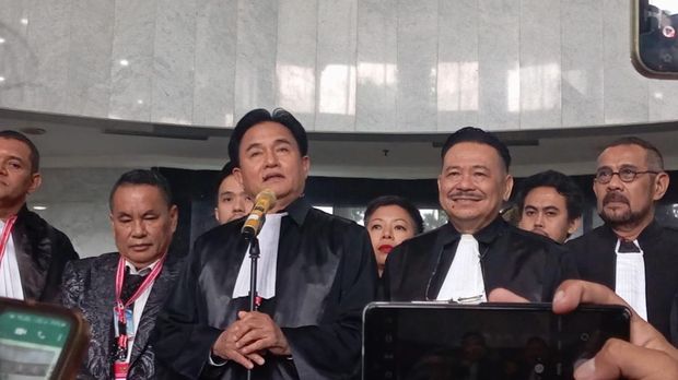 Yusril Ihza Mahendra (bicara menggunakan mic) usai sidang MK (Belia/detikcom)