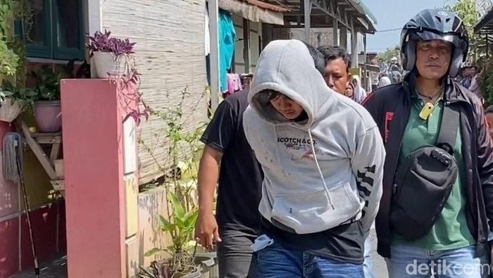 3 Pria diduga pengedar narkoba ditangkap polisi saat menggerebek lapak judi dan narkoba di Percut Sei Tuan. (Foto: Goklas Wisely).