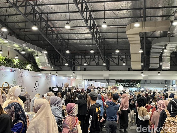 Acara bazar hijab dan busana muslim Glamlocal di AEON Tanjung Barat. Mulai dari (27/3/2024) hingga (7/4/2024).