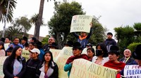 Puluhan pengunjuk rasa anti-tambang berunjuk rasa di luar kementerian lingkungan hidup di ibu kota Quito pada Rabu (27/3), ketika ketegangan terus berlanjut mengenai hak pertambangan di kota Palo Quemado di Andean. Aktivis di Latacunga, ibu kota provinsi Cotopaxi, yang terletak sekitar 100 km (62) dari Palo Quemado, juga mengadakan demonstrasi untuk menunjukkan dukungan mereka terhadap warga Palo Quemado pada hari Kamis.