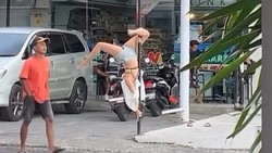 Bule Pole Dance di Tiang Pinggir Jalan Bali , Ternyata Demi Konten
