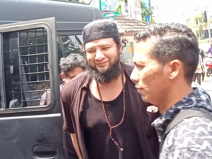 Ammar Zoni dan Ibra Azhari diserahkan ke Kejaksaan Negeri Jakarta Barat.