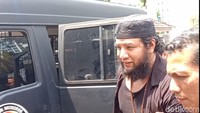 Pemilik nama lengkap Muhammad Ammar Akbar itu terlihat memakai peci hitam, serta kaus dibalut kemeja hitam. Penampilan Ammar Zoni bikin pangling karena jenggotnya yang dibiarkan tumbuh lebat dan panjang. Foto: Ahsan/detikHOT