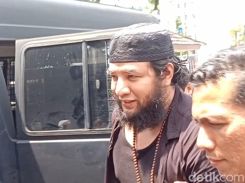 Ammar Zoni dan Ibra Azhari saat diserahkan ke Kejari Jakbar