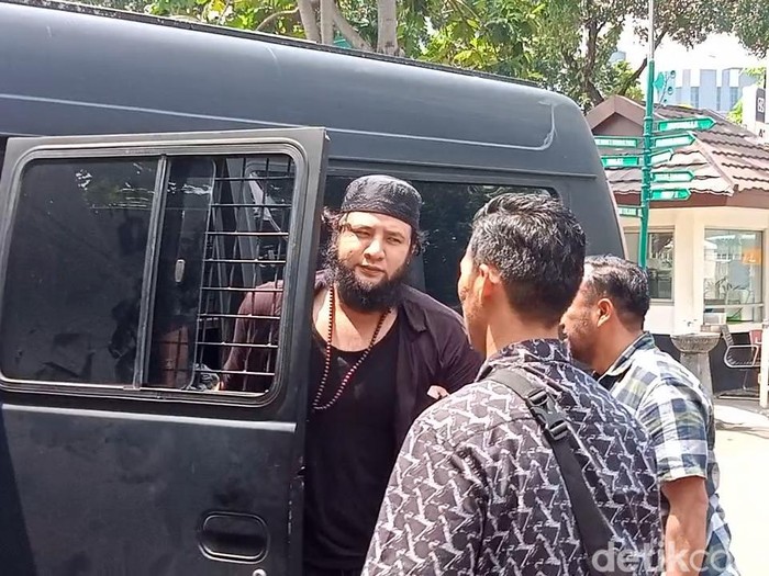 Ammar Zoni dan Ibra Azhari saat diserahkan ke Kejari Jakbar