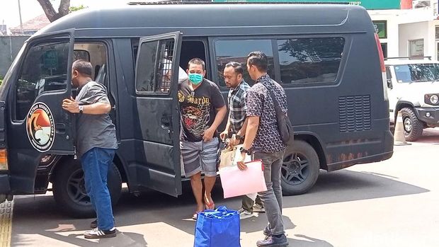 Ammar Zoni dan Ibra Azhari diserahkan ke Kejaksaan Negeri Jakarta Barat.