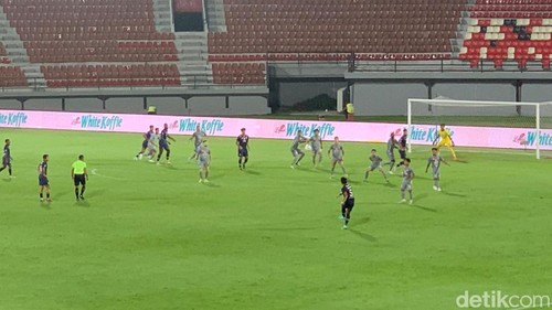 Laga Arema versus Persebaya di Stadion Kapten I Wayan Dipta, Gianyar, Rabu (27/3/2024).
