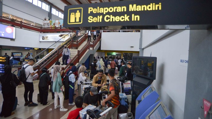 Bandara Minangkabau Ditutup Sementara Imbas Erupsi Marapi Dua unit pesawat udara dibungkus mesinnya untuk menghindari abu vulkanik di Bandara Internasional Minangkabau (BIM) di Padang Pariaman, Sumatera Barat, Kamis (28/3/2024). Kantor Otoritas Bandara Wilayah VI menutup sementara operasional bandara tersebut pada Kamis (28/3) mulai pukul 10.21 hingga pukul 14.00 WIB akibat sebaran abu vulkanik Gunung Marapi dengan total penerbangan terdampak sebanyak 40 flight untuk untuk kedatangan dan keberangkat dengan total penumpang 4.252 orang. ANTARA FOTO/Iggoy el Fitra/tom.