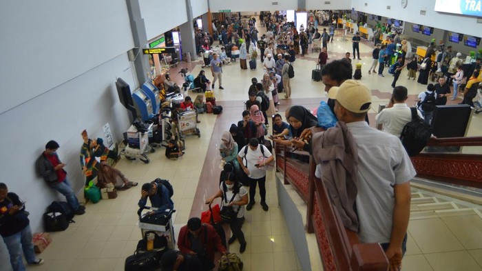 Bandara Minangkabau Ditutup Sementara Imbas Erupsi Marapi Dua unit pesawat udara dibungkus mesinnya untuk menghindari abu vulkanik di Bandara Internasional Minangkabau (BIM) di Padang Pariaman, Sumatera Barat, Kamis (28/3/2024). Kantor Otoritas Bandara Wilayah VI menutup sementara operasional bandara tersebut pada Kamis (28/3) mulai pukul 10.21 hingga pukul 14.00 WIB akibat sebaran abu vulkanik Gunung Marapi dengan total penerbangan terdampak sebanyak 40 flight untuk untuk kedatangan dan keberangkat dengan total penumpang 4.252 orang. ANTARA FOTO/Iggoy el Fitra/tom.