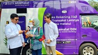 Direktur Utama PT Bank Muamalat Indonesia Tbk Indra Falatehan dan Sekretaris Bank Muamalat Hayunaji menyapa masyarakat yang menukarkan uang di gerai Bank Muamalat, Istora Senayan, Jakarta, Kamis (28/3/2024).