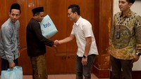 Direktur Risk Management BTN Setiyo Wibowo didampingi Asisten Bidang Perekonomian Pembangunan Setda Kudus, Djatmiko Muhardi (kedua dari kanan) menyerahkan bantuan paket sembako kepada masyarakat terdampak banjir di Kudus, Jawa Tengah, Kamis (28/3).