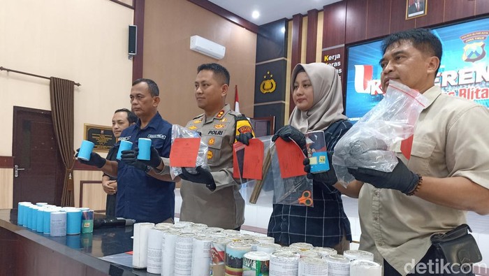 Barang bukti bahan peledak alias petasan di Mapolres Blitar Kota