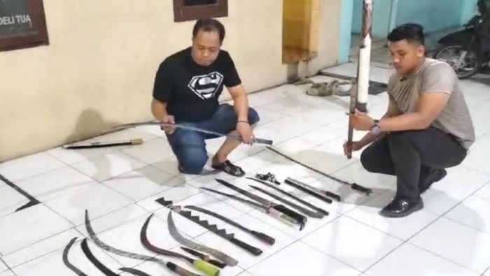 Barang bukti sajam yang dibawa pelajar geng motor di Medan. (Istimewa)