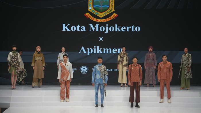 Batik khas Kota Mojokerto tampil di Indonesia Fashion Week 2024