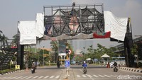 Proses pembangunan JPO ini tidak menggangu arus lalu lintas di bawahnya.