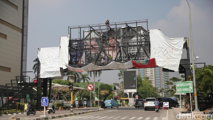 Sebuah JPO tengah dibangun di depan Metropolitan Mall, Bekasi Barat, Kota Bekasi, Jawa Barat. Begini progresnya.